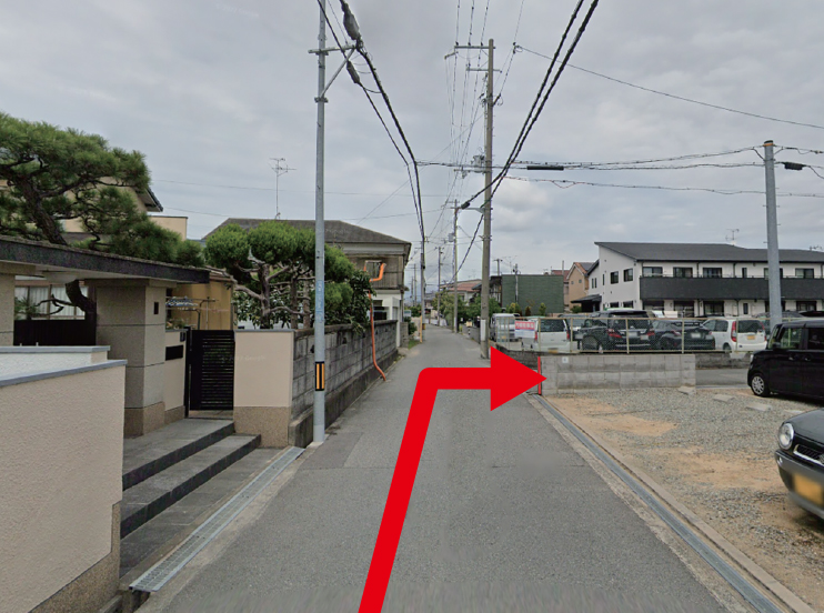露天駐車場のある角を右折